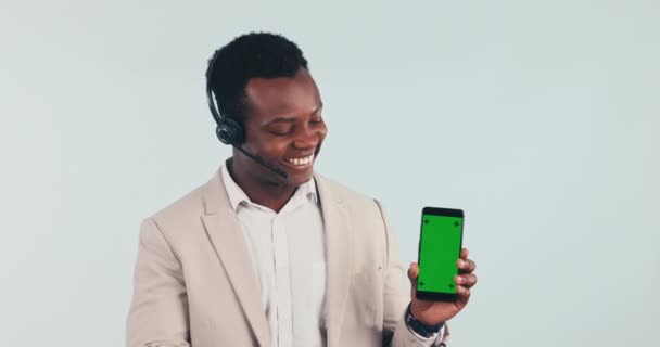 Homem Apontando Telefone Call Center Com Tela Verde Mockup Aplicativo — Vídeo de Stock