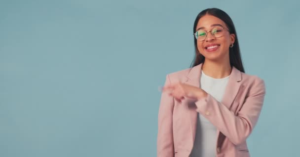 Yüz Gülümseme Stüdyoda Mavi Arka Plan Sunumu Için Işaretli Kadını — Stok video