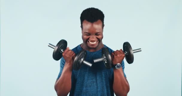 Чорний Чоловік Фітнес Важка Атлетика Гантелями Тренувань Вправ Або Тренувань — стокове відео