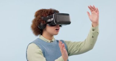 VR gözlükler, iş kadını ve metaverse, sanal gerçeklik ve stüdyoda gelecek oyunu olan eller. Teknoloji, oyun yazılımı ve 3 boyutlu ve çevrimiçi teknolojili mavi arka planlı kadın profesyonel..