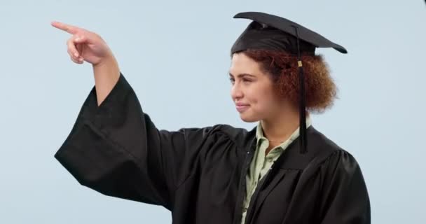 指点和女人在工作室与蓝色背景的决定 选择和选择 学院和学生肖像 手握教育 证书和资格证书 — 图库视频影像