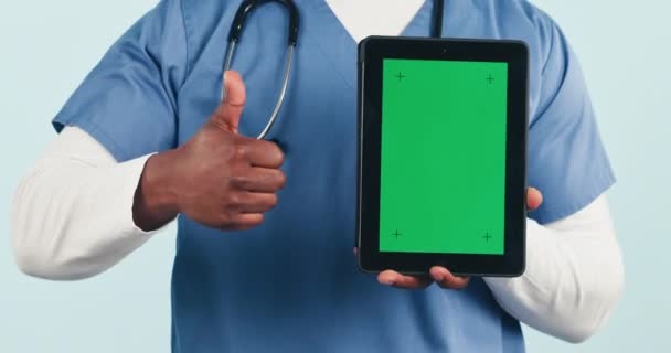Пальцы Вверх Медсестра Человек Планшетным Зеленым Экраном Студией Телеэфира Онлайн — стоковое видео