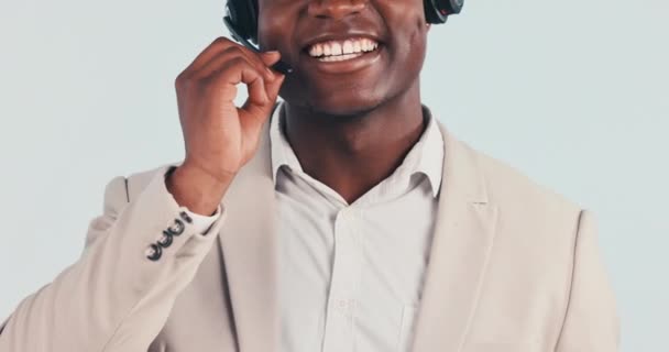 呼叫中心 客户服务和工作室里的人的嘴 以进行交谈 帮助或在线咨询 用于客户关系管理业务 灰色背景下的支持和沟通的电话推销 微笑和男性特写 — 图库视频影像