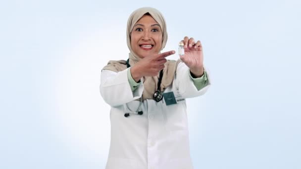 Gesicht Arzt Und Islamische Frau Mit Fläschchen Zeichen Und Zustimmung — Stockvideo