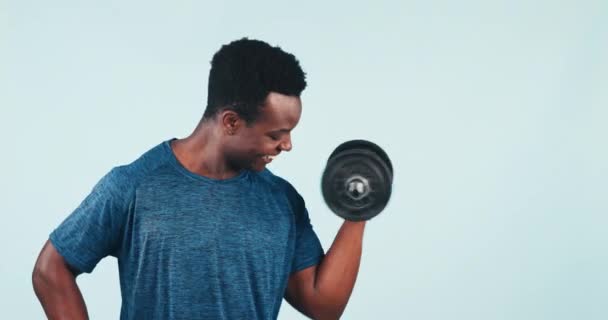 Fitness Man Wijzen Naar Biceps Met Halter Voor Training Oefening — Stockvideo
