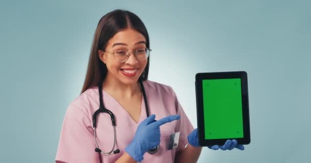 Портрет Медсестры Большой Палец Вверх Табличкой Зеленым Экраном Студии Телеэфира — стоковое видео