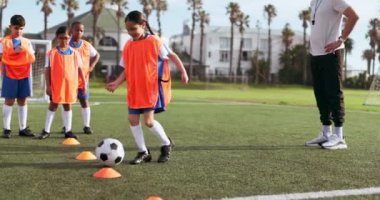 Futbol, kız ve maç antrenmanı ve antrenman için spor ve okul sahasında egzersiz. Öğrenciler, koçluk ve takım çalışması, oyuncu ve takım gençlik ve atlet grubuyla birlikte çocuklar.