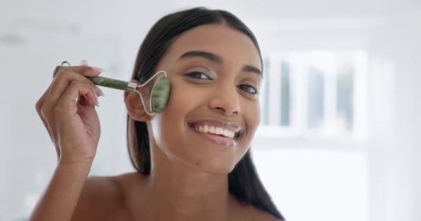 Menina Espelho Banheiro Para Beleza Rolo Processo Com Produto Jade — Vídeo de Stock