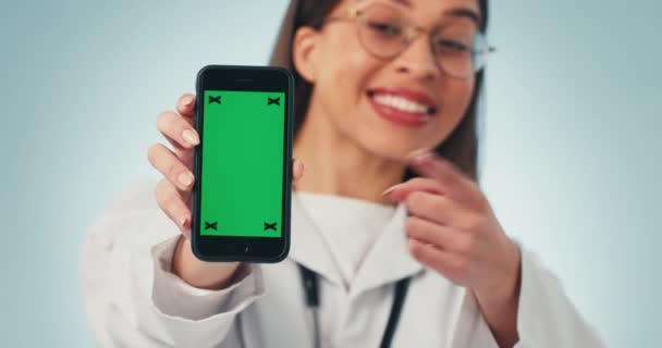 Γιατρός Γυναίκα Που Δείχνει Τηλέφωνο Και Πράσινη Οθόνη Στο Στούντιο — Αρχείο Βίντεο