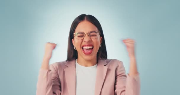 Gezicht Bedrijf Vrouw Met Viering Opgewonden Prijs Weggeven Een Blauwe — Stockvideo