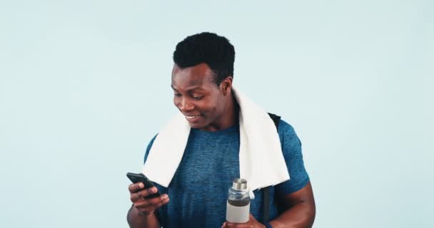 Счастливый Чернокожий Мужчина Фитнес Телефон Выигрыше Успех Хорошие Новости Фоне — стоковое видео