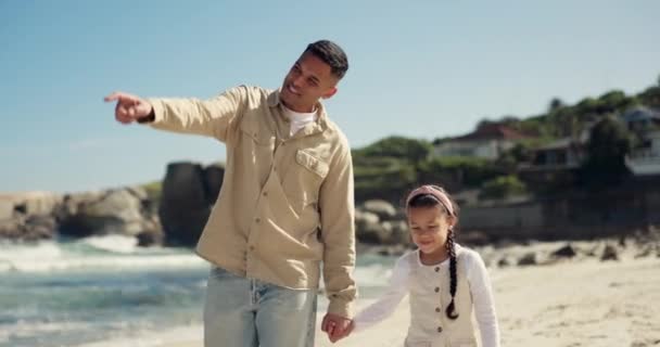 Strand Pont Sétáló Apa Lánya Kéz Kézben Kötődés Apa Gesztus — Stock videók