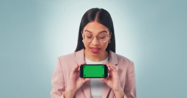 新闻和绿色荧幕电话 由演播室里的女性制作 在蓝色背景 智能手机 女模特的展示和肖像 支持或应用促销等方面有注册 交易或令人赞叹的优惠 — 图库视频影像
