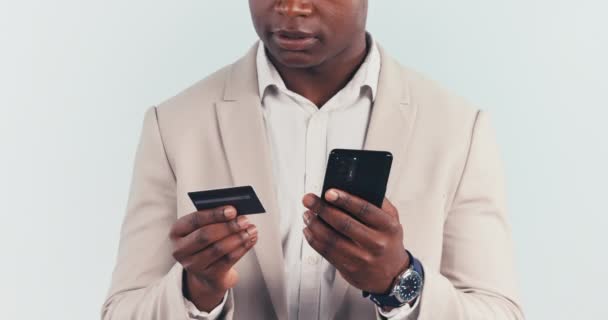 Ręce Telefon Karta Kredytowa Zakupów Online Czarnym Mężczyzną Studio Szarym — Wideo stockowe