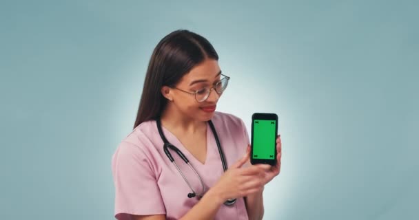 Медсестра Счастливая Женщина Телефоном Зеленым Экраном Указывая Студии Телездоровья Онлайн — стоковое видео