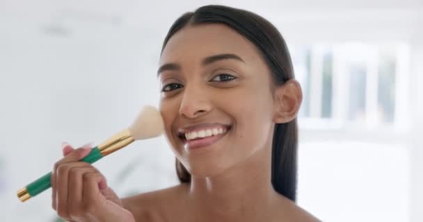 メイク 化粧品 女性の顔 トイレでグラマー 自然または顔のルーチン ミラー 自宅のアパートで美容治療をしているインド人女性の化粧品 ブラシ 肖像画 — ストック動画