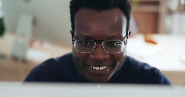 Muž Počítač Úsměv Pro Čtení Online Článku Nebo Štěstí Spokojený — Stock video