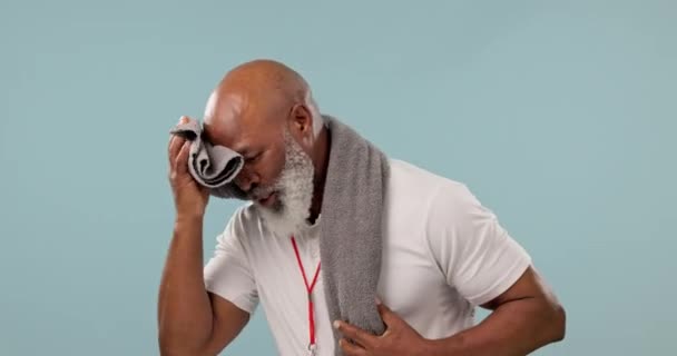 Senior Uomo Nero Sudorazione Fitness Esercizio Fisico Allenamento Con Asciugamano — Video Stock