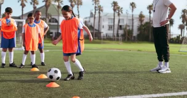 Pallone Calcio Ragazza Allenamento Gioco Esercitazione Sportiva Allenamento Esercizio Sul — Video Stock