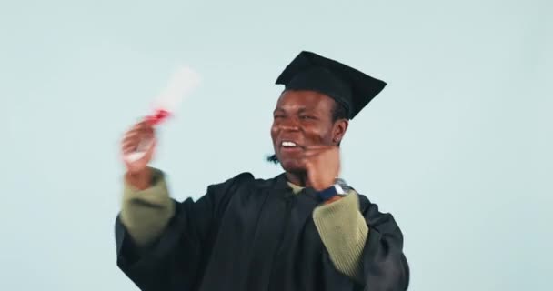 兴奋地 毕业证书和黑人男子庆祝在工作室孤立的蓝色背景模拟空间 因成功 学习成绩或大学目标而获奖的学生 研究生和文凭 — 图库视频影像
