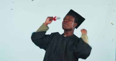 Konfeti, mezuniyet sertifikası ve siyah adam stüdyoda mavi arka planda izole edilmiş bir şekilde kutlama yapıyorlar. Başarı, başarı ve amaç için enerjisi olan öğrencinin heyecanlı, mezun ve diploması.