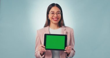 İş kadını, gülücük ve teknoloji yeşil ekran, stüdyo ve mavi arka plan takip kalemleriyle. Kadın, girişimci veya tanıtım için kişi, sosyal medya veya dijital pazarlama.