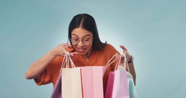 快乐的女人 购物袋和庆祝打折 销售或促销的工作室背景 惊奇或礼物中兴奋女性的画像 用于购买 交易或储存产品 — 图库视频影像