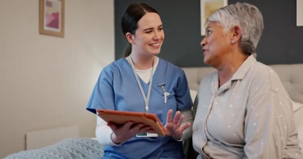 Uścisk Tabletka Pielęgniarka Starszą Kobietą Sypialni Konsultację Medyczną Wellness Pomocą — Wideo stockowe