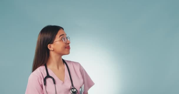 Médico Mujer Punto Estudio Sonrisa Emocionado Por Elección Revisión Consejo — Vídeo de stock