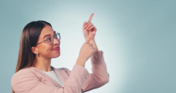 Face Business Woman Promotion Pointing Announcement Blue Studio Background Portrait — Stock Video