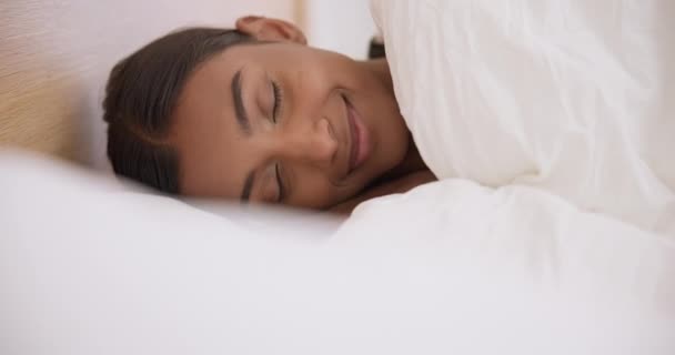 女人睡在床上 在周末早上做梦 在家里休息 年轻的印度女性在现代公寓的卧室里小睡片刻 — 图库视频影像