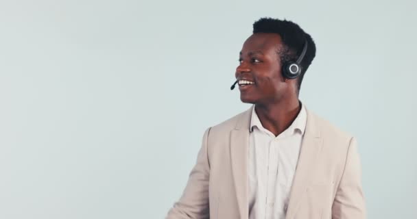 Çağrı Merkezi Müşteri Desteği Online Danışmanlık Için Stüdyodaki Siyah Adam — Stok video