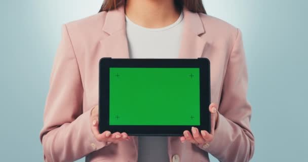 平板电脑 绿色屏幕和工作室中的女性手 带有蓝色背景的演示 介绍或新闻 空间和女士模型显示注册 平台或服务宣传 交易或即将到来的信息 — 图库视频影像