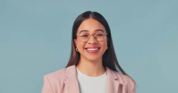 Mujer Sonrisa Cara Estudio Con Gafas Para Bienestar Visual Salud — Vídeo de stock