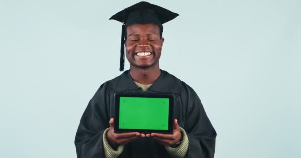 Feliz Hombre Negro Tableta Pantalla Verde Para Graduación Publicidad Fondo — Vídeo de stock