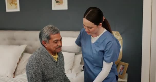 Senior Pria Dan Perawat Untuk Bantuan Dukungan Dan Pengasuh Dengan — Stok Video