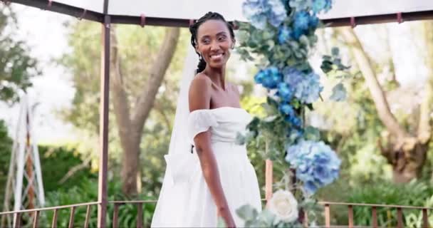 Vrouw Portret Bruid Huwelijksreceptie Bloemen Glimlachend Van Geluk Vreugde Kleding — Stockvideo