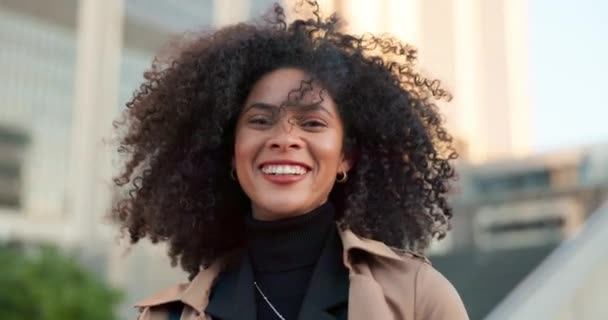 Zakelijke Vrouw Gezicht Glimlach Stad Met Werk Reizen Pendelen Ochtend — Stockvideo