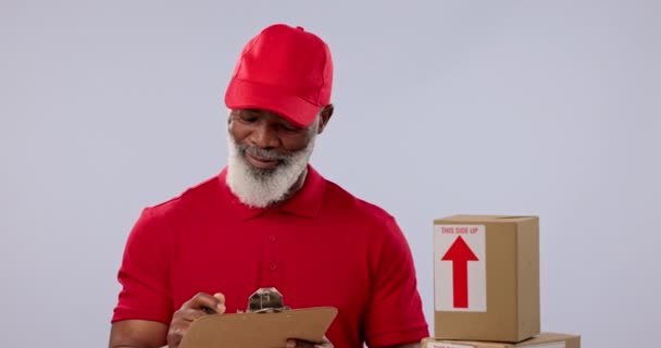 剪贴板 微笑或成熟的黑人男子为交付服务 物流信使和产品运输签名 清单或发票 灰色背景的供应链清单 工作室盒或肖像人员 — 图库视频影像