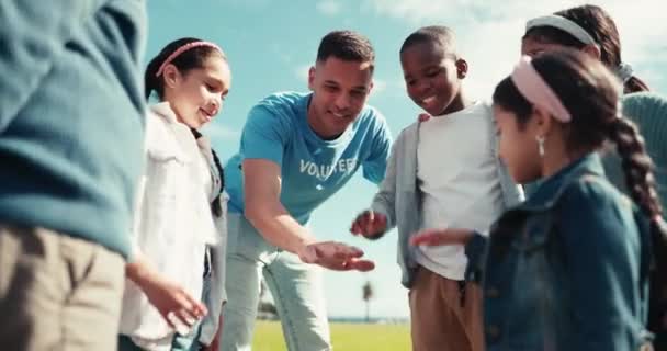 Anak Anak Relawan Dan Tim Dengan Tangan Berkerumun Lapangan Untuk — Stok Video