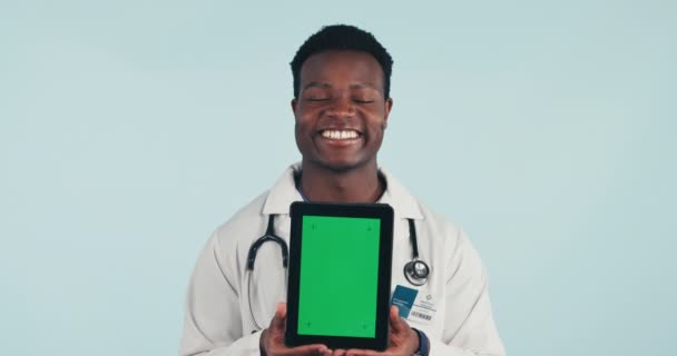医生形象 黑人男子平板电脑和绿色屏幕工作室远程保健 在线保健和咨询 具有蓝色背景数字保健应用程序的医疗专业人员 护理人员或专家 — 图库视频影像