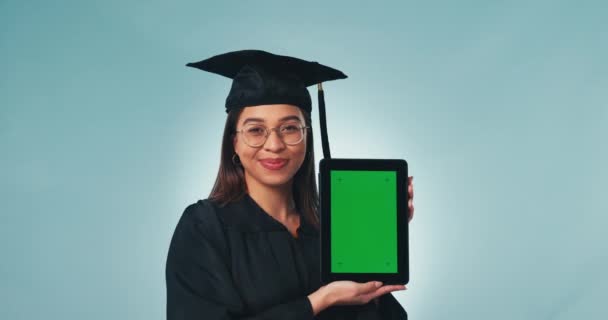 스튜디오 배경에 마케팅 광고를위한 행복한 태블릿 디스플레이 모크업을 보여주는 졸업생의 — 비디오