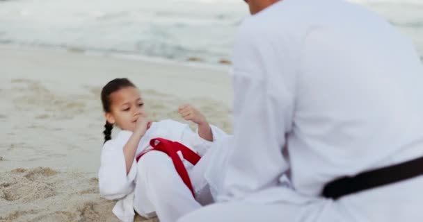 가라테를 가르치거나 피트니스 코칭에서 싸우는 배우는 어린이 태권도 모래에 운동을위한 — 비디오