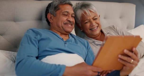 Glad Moden Par Med Latter Tablet Soveværelset Ferie Ferie Eller – Stock-video