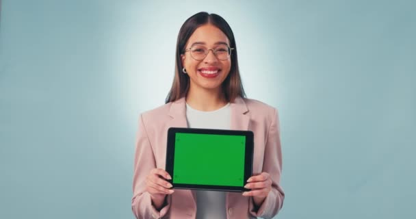 Zakelijke Vrouw Glimlach Technologie Met Groen Scherm Studio Blauwe Achtergrond — Stockvideo