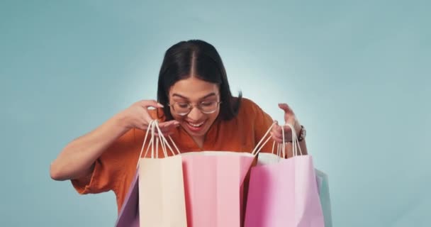 Mutlu Kadın Alışveriş Torbası Indirim Satış Promosyon Için Bir Stüdyo — Stok video