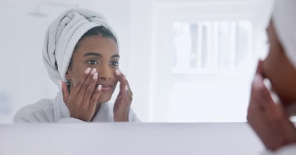 Γυναίκα Περιποίηση Δέρματος Και Ομορφιά Στον Καθρέφτη Μπάνιο Και Ελέγξτε — Αρχείο Βίντεο