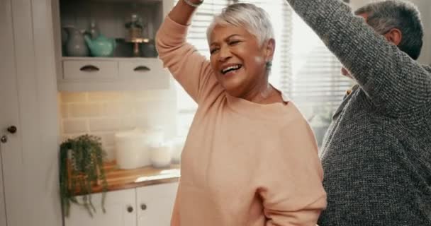 上了年纪的夫妻 在退休时跳舞和恋爱 在家里和厨房里亲吻 照料和支持在客厅里一起 幸福的老年人和自由 和平和幸福的婚姻的音乐 — 图库视频影像