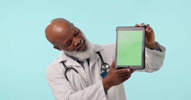 绿屏平板和资深黑人男子介绍医院新闻 医疗网络通知或模拟空间 蓝色背景的工作室肖像 在线跟踪标记或诊所外科医生 — 图库视频影像