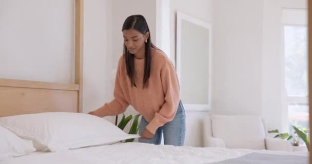 Frau Die Bett Und Hausarbeit Schlafzimmer Morgens Routine Und Ordentlich — Stockvideo